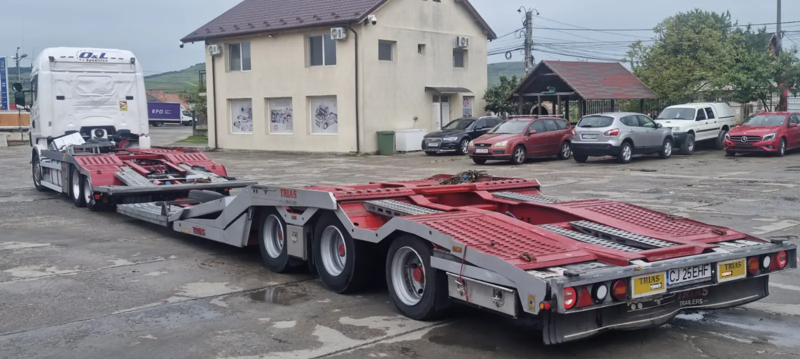 Semiremorca NL REMA TRIAS 813-240 în poziție extinsă, la sediul din Gilău - OL Speditionwagon