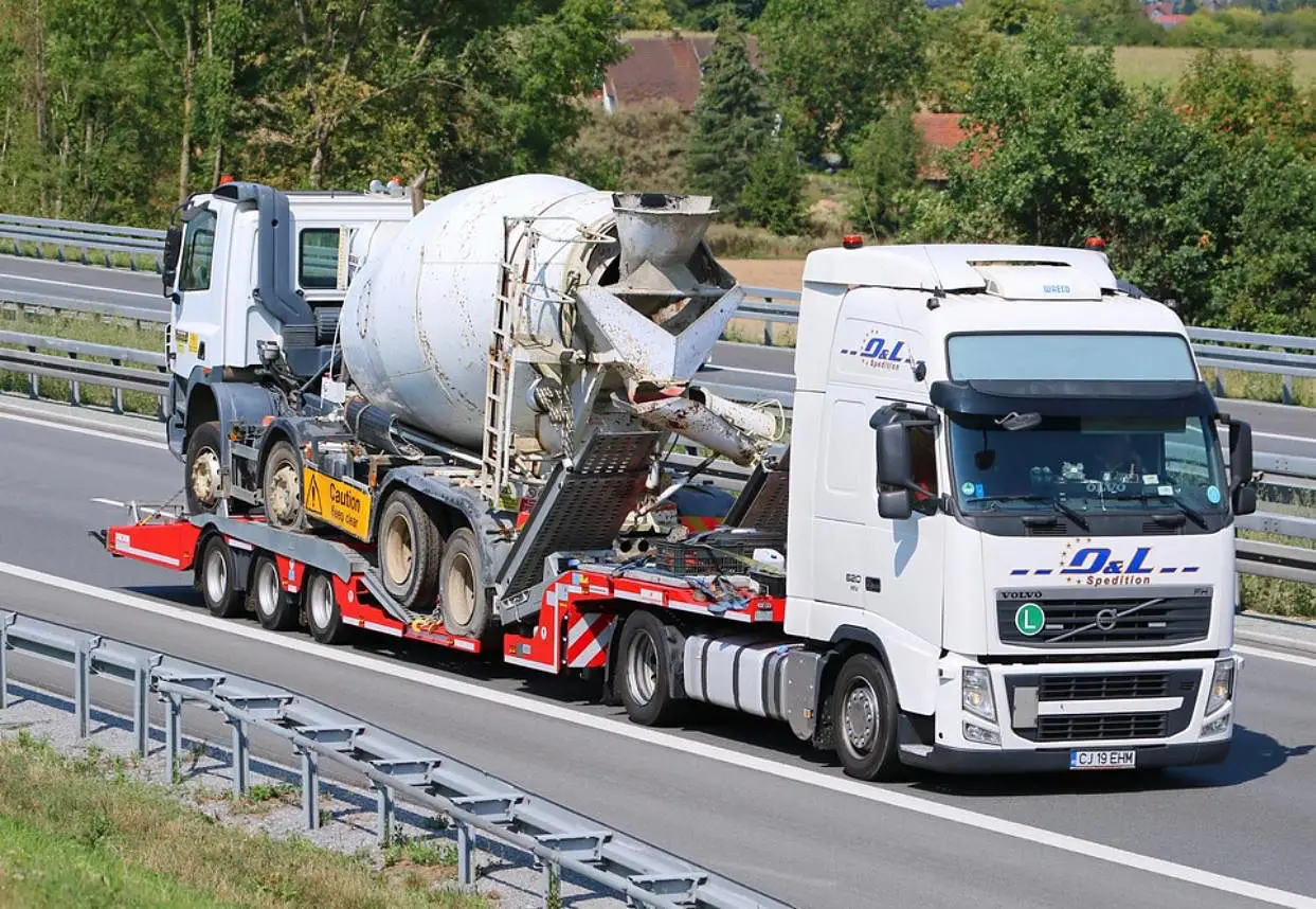 Autobetonieră transportată pe semiremorcă joasă de OL Speditionwagon