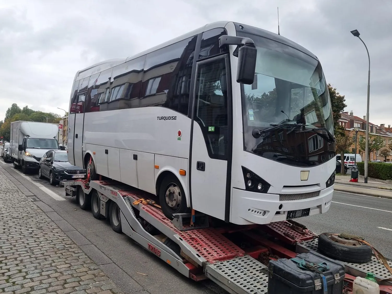 Autocar Isuzu Turquoise transportat pe semiremorca TRIAS de OL Speditionwagon