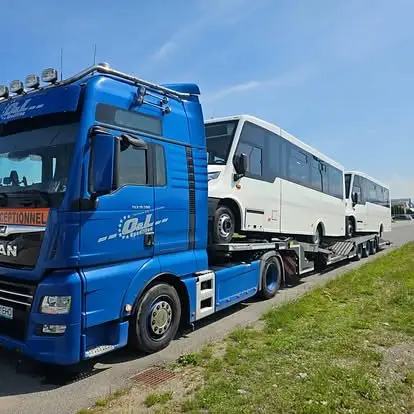 Autocar transportat pe semiremorcă de OL Speditionwagon