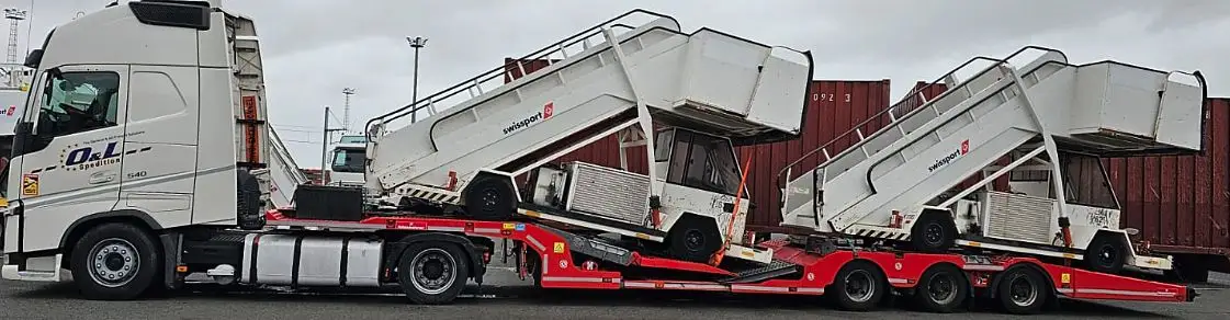 Scări de îmbarcare pentru aeronave transportate de OL Speditionwagon