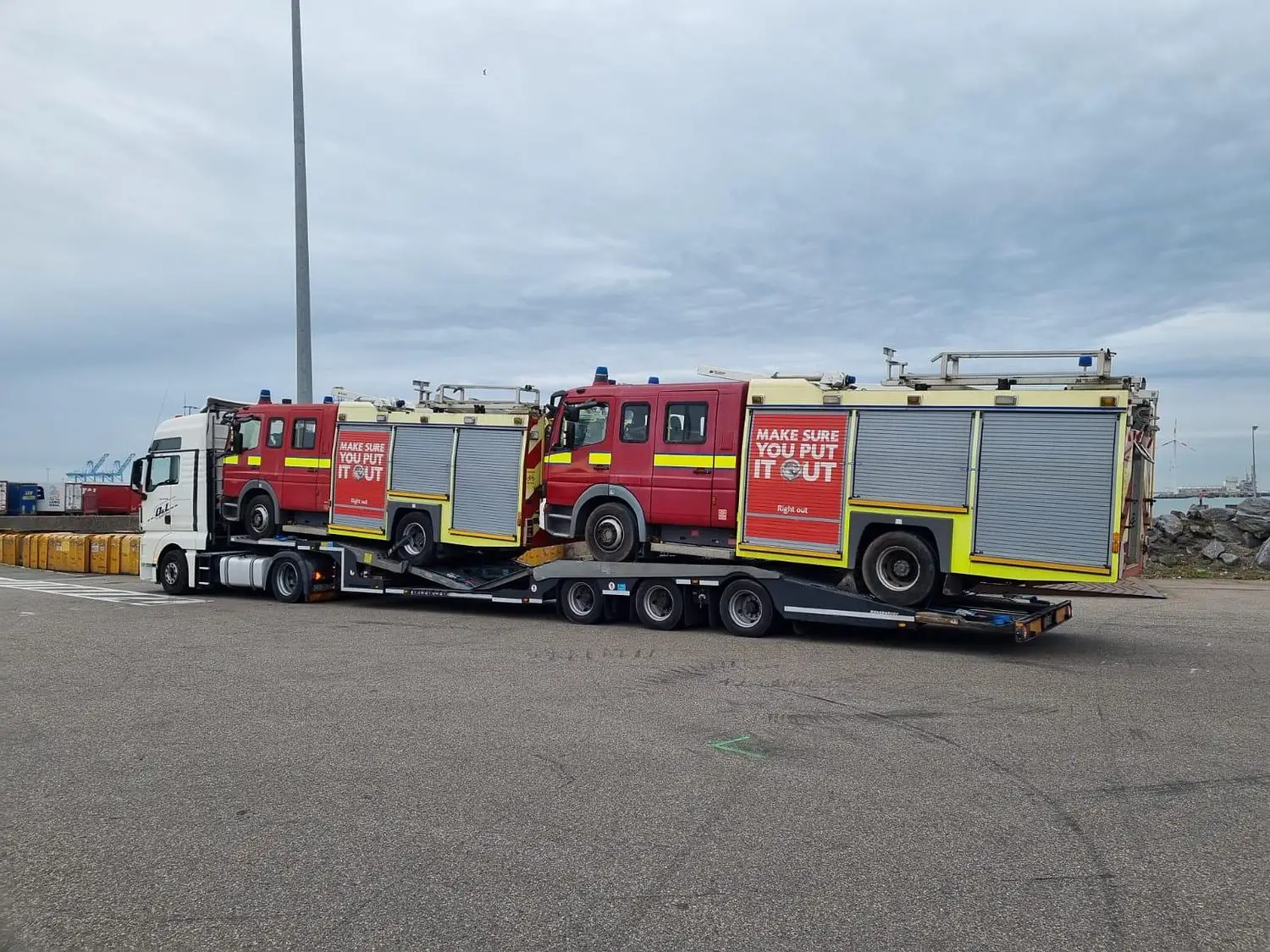 Două autospeciale de pompieri britanice transportate simultan de OL Speditionwagon