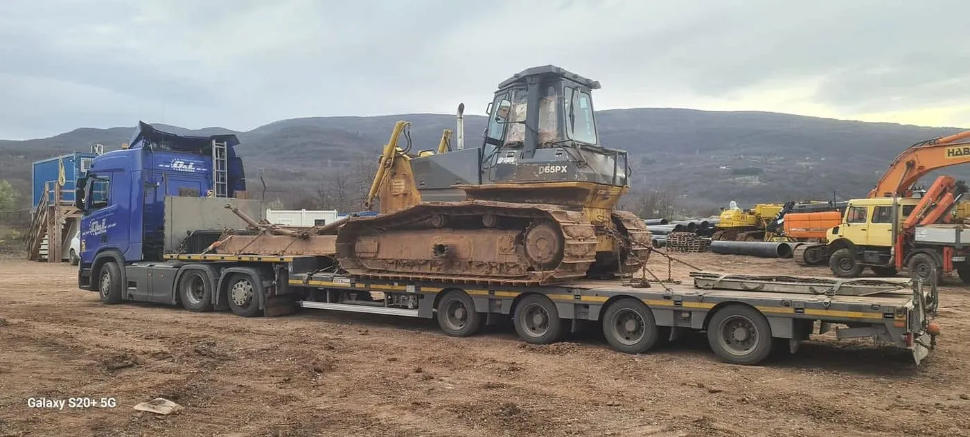 Buldozer Komatsu D65PX transportat de OL Speditionwagon