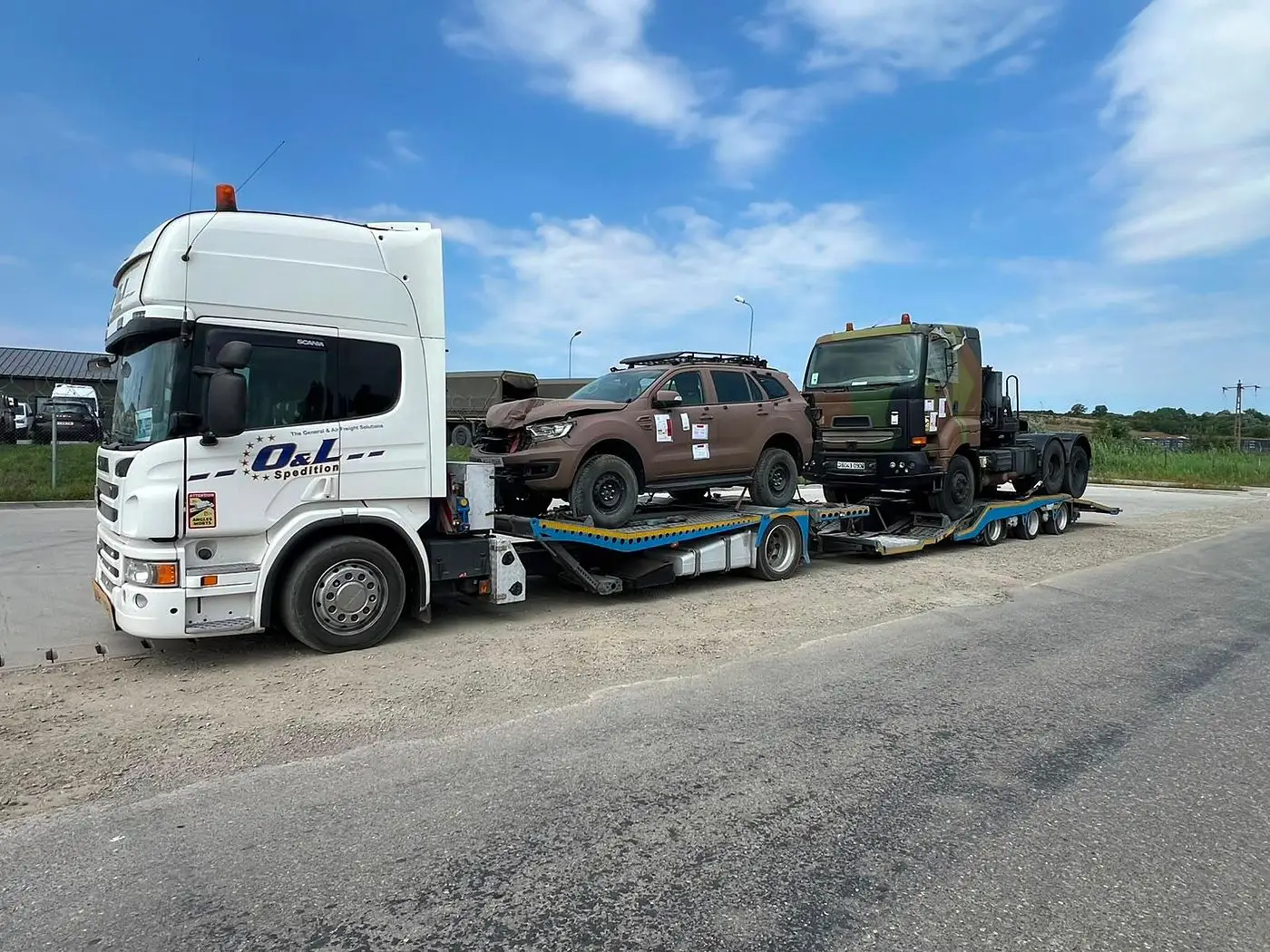 Camion greu și vehicul 4x4 transportate simultan pe HOEDLMAYR H7000 XP - OL Speditionwagon