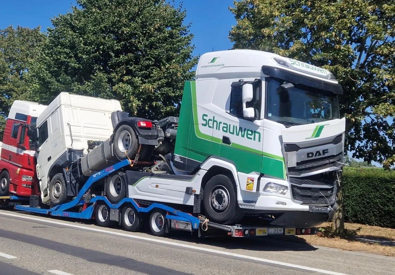 Cap tractor DAF avariat frontal, transportat pe semiremorca TRIAS - OL Speditionwagon