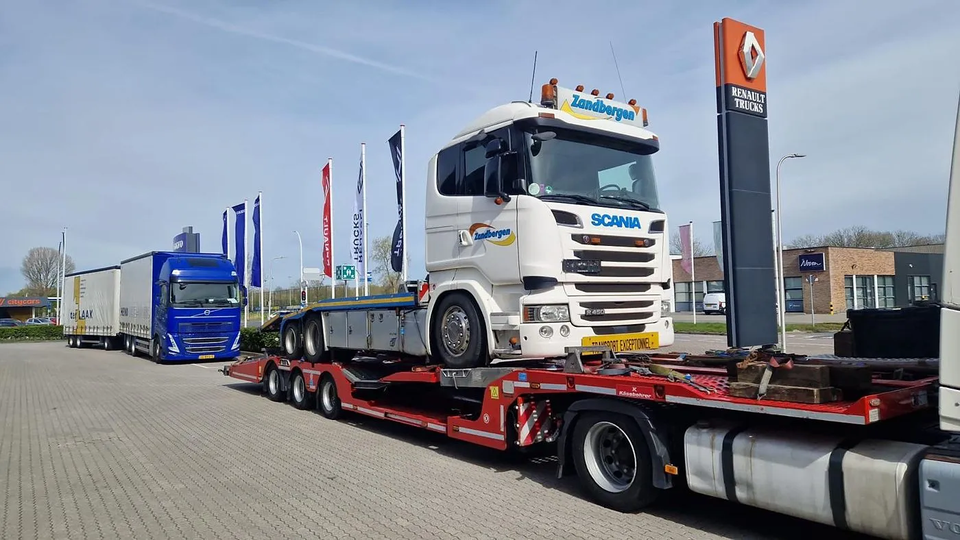 Cap tractor Scania R450 transportat pe semiremorca extensibilă Kässbohrer SOK21 - OL Speditionwagon