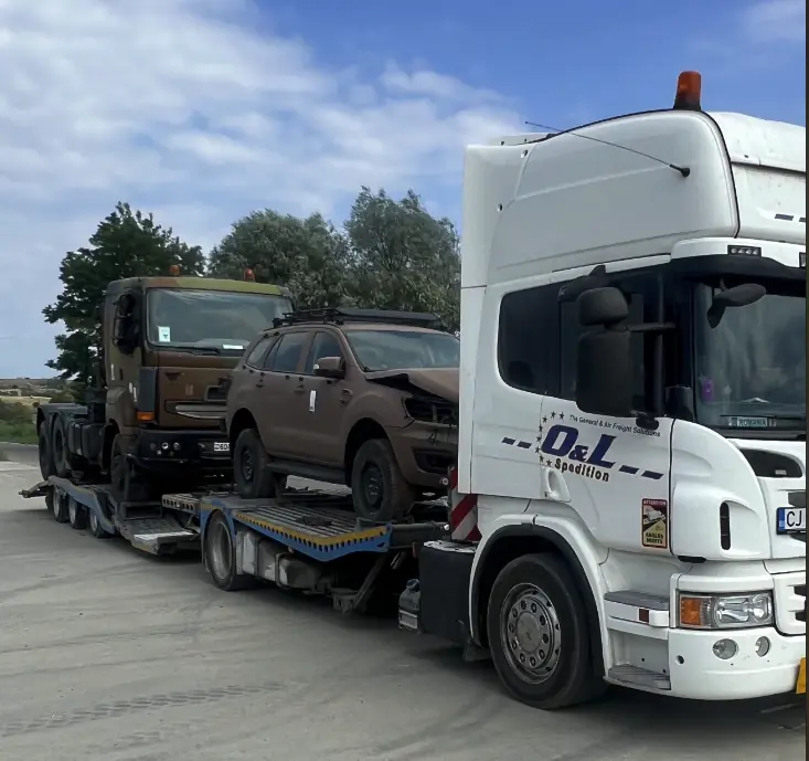 Cap tractor Scania și vehicul militar camuflat, pe aceeași semiremorcă - OL Speditionwagon