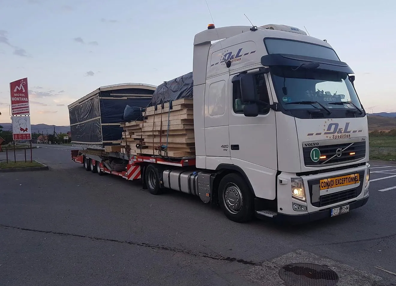Casă modulară din lemn transportată pe platformă joasă de OL Speditionwagon