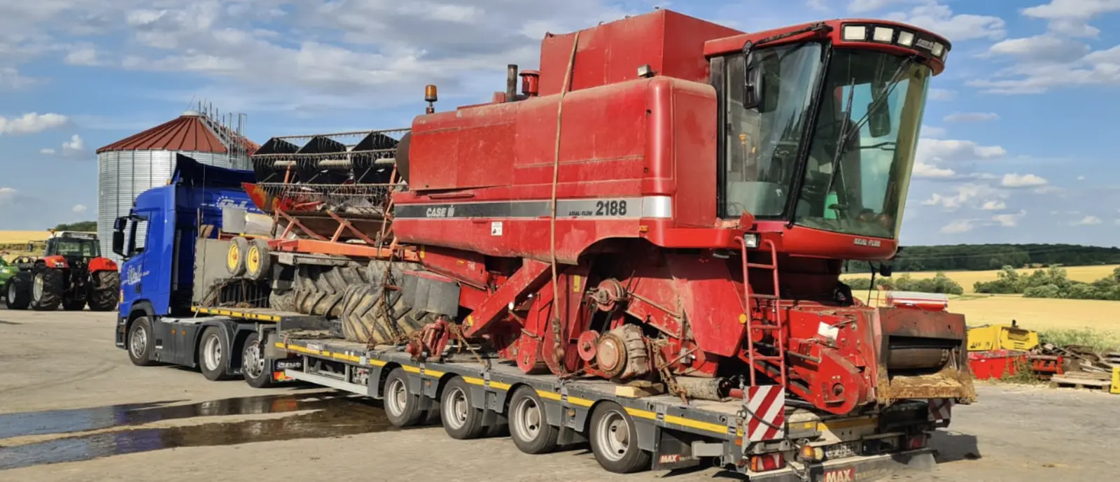 Combină Case IH 2188 Axial-Flow cu hederul transportat separat, pe aceeași semiremorcă - OL Speditionwagon