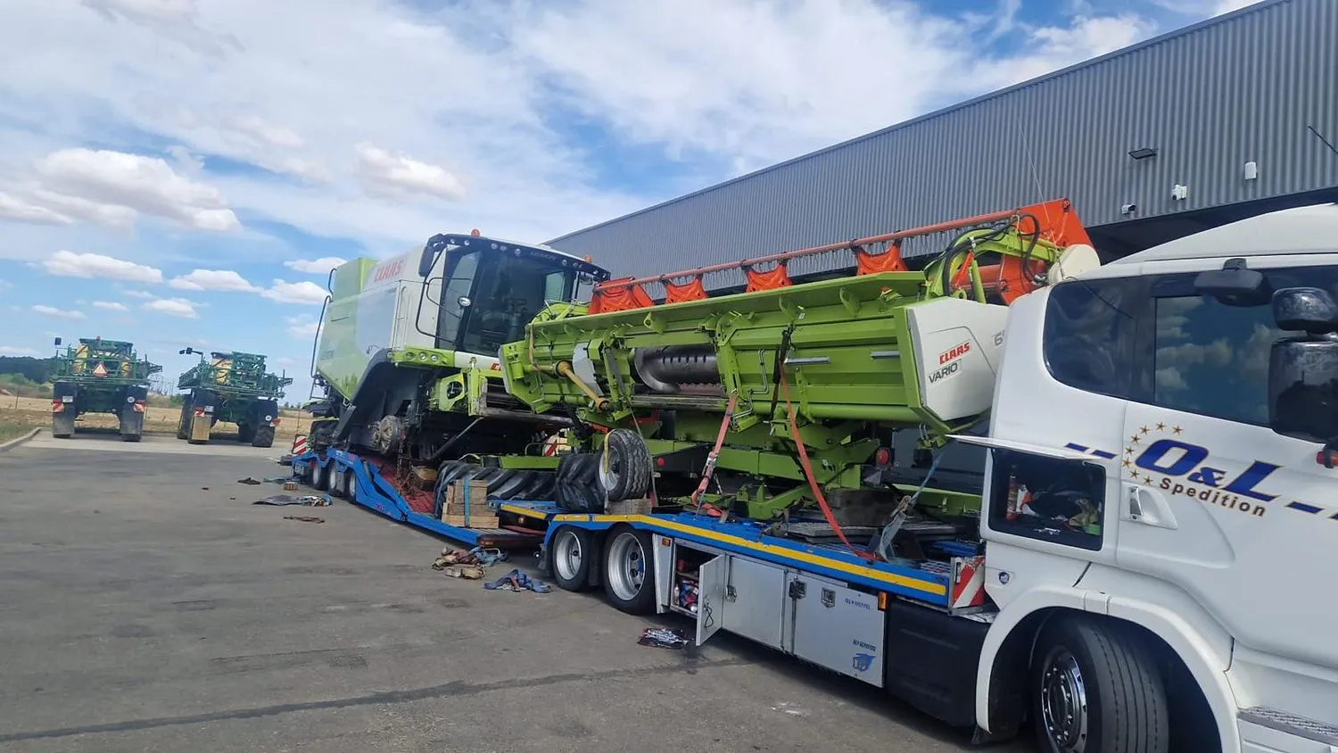 Combină CLAAS Lexion cu hederul transportat separat - OL Speditionwagon