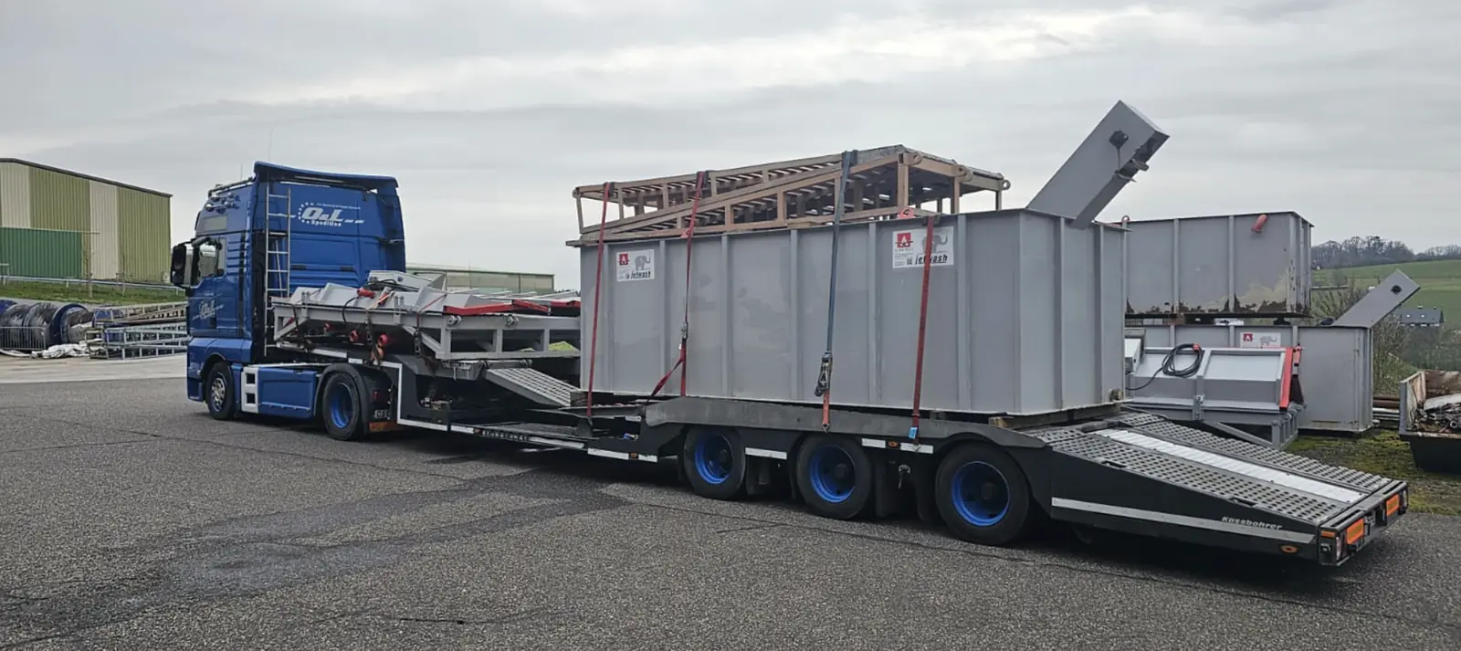 Containere și echipamente industriale ancorate pe semiremorca Kässbohrer - OL Speditionwagon