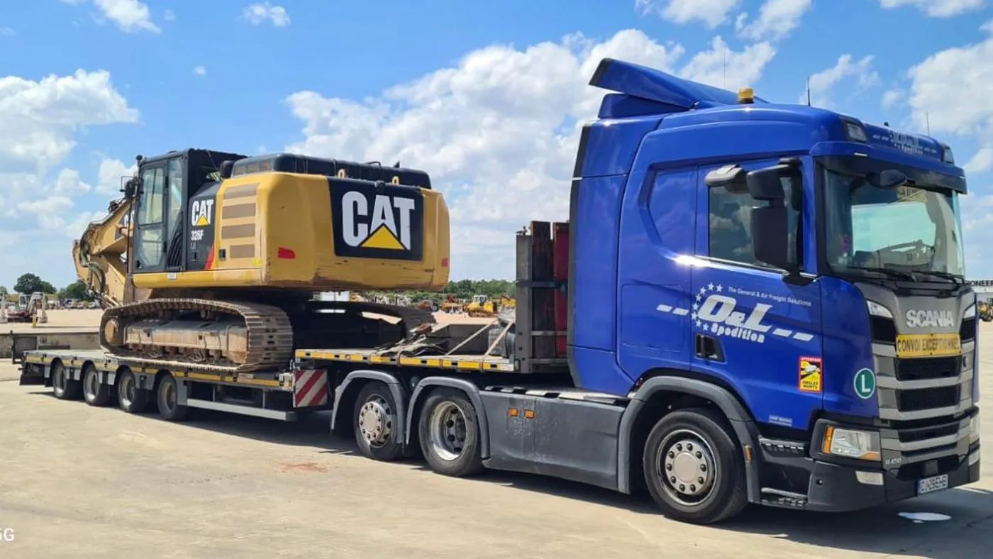 Excavator CAT 326F pe șenile transportat de OL Speditionwagon