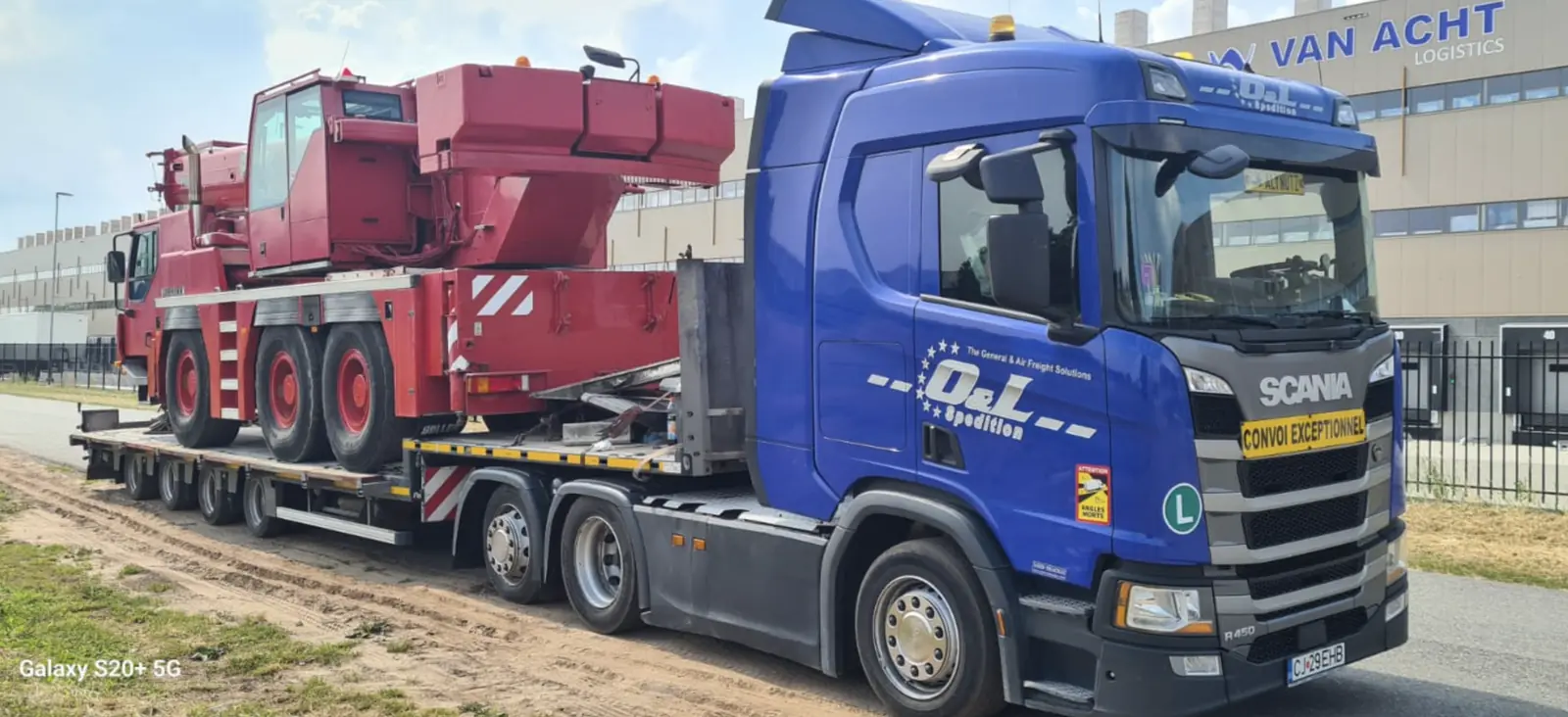 Excavator Volvo EC250 pe șenile, transportat pe MAX Trailer cu podea coborâtă - OL Speditionwagon