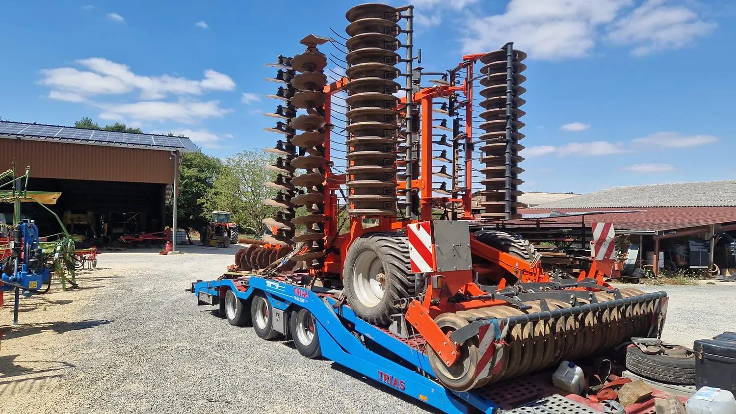 Grapă cu discuri pliată, transportată pe semiremorca TRIAS de OL Speditionwagon