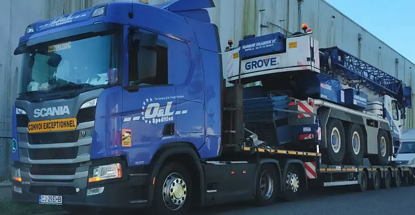 Macara mobilă Grove GMK transportată de OL Speditionwagon
