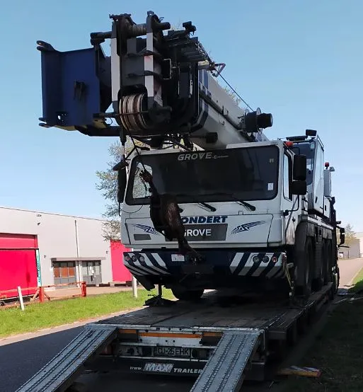 Macara mobilă Grove GMK, poziționată pe platformă - OL Speditionwagon