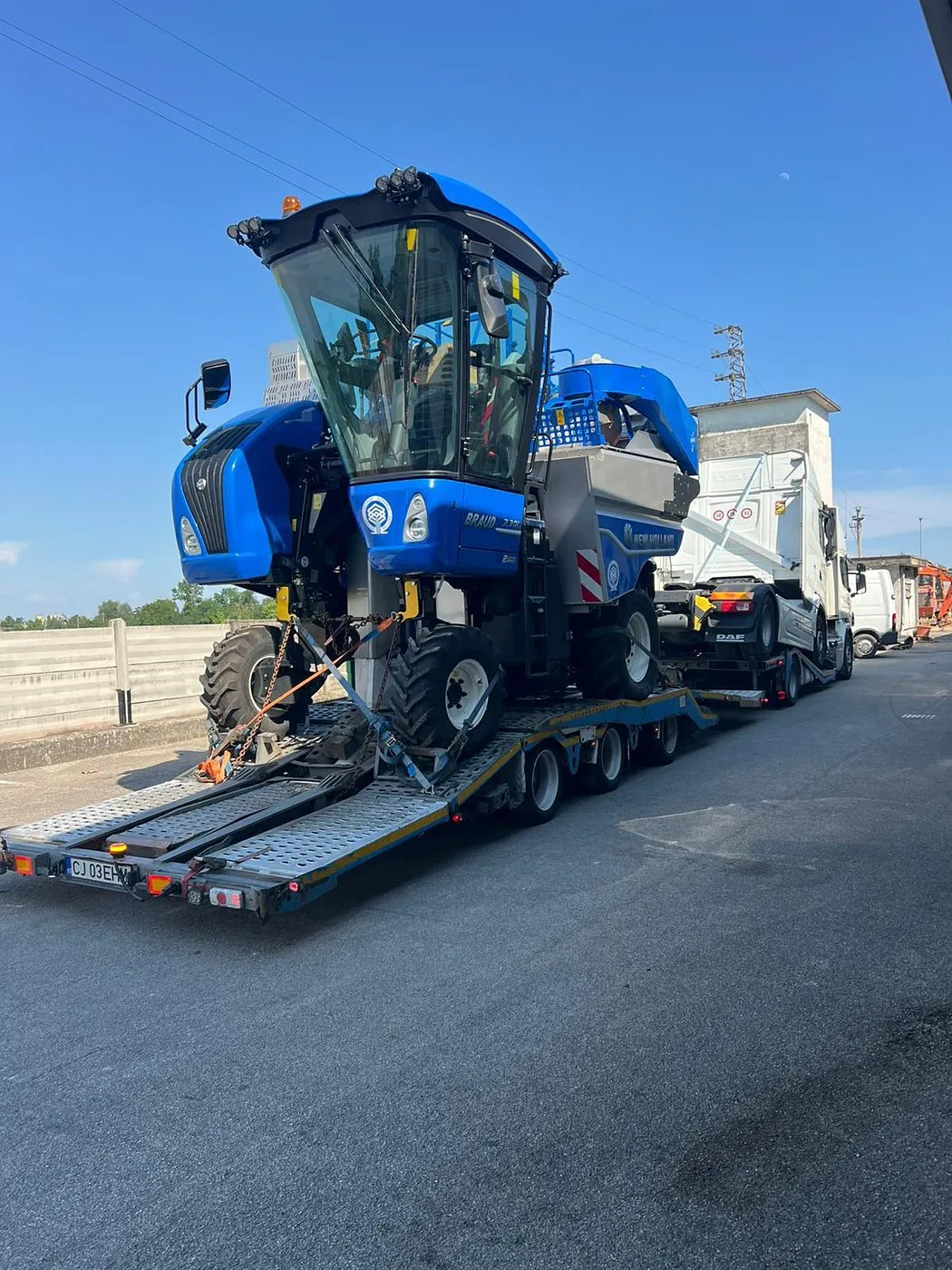 Mașină de recoltat struguri New Holland Braud transportată de OL Speditionwagon