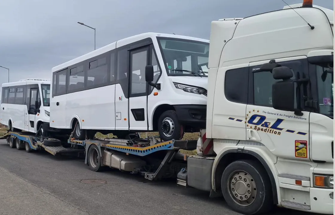Două microbuze albe transportate în aceeași cursă de OL Speditionwagon