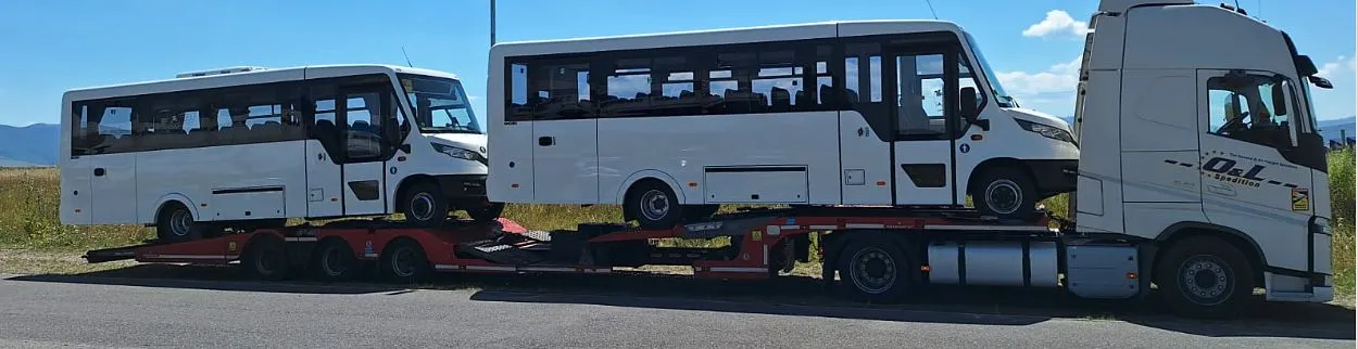 Două microbuze Iveco transportate simultan de OL Speditionwagon