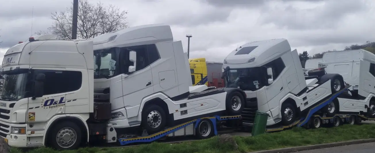 Trei capete tractor Scania albe transportate în aceeași cursă - OL Speditionwagon