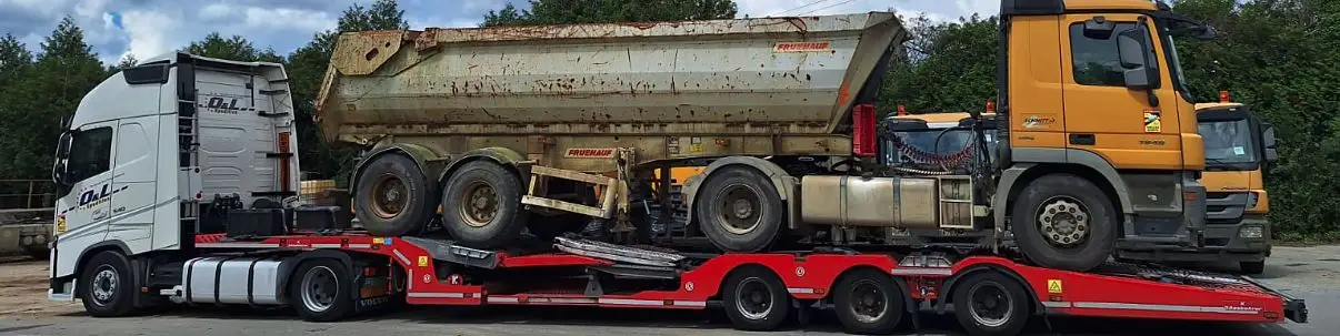 Semiremorcă basculantă și cap tractor transportate de OL Speditionwagon