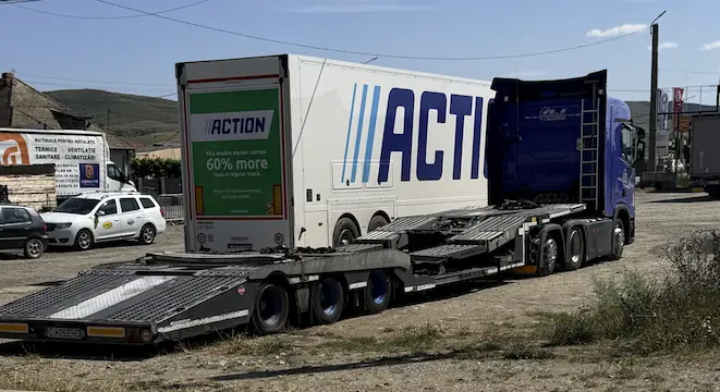 Semiremorcă cu prelată transportată pe platforma TRIAS - OL Speditionwagon