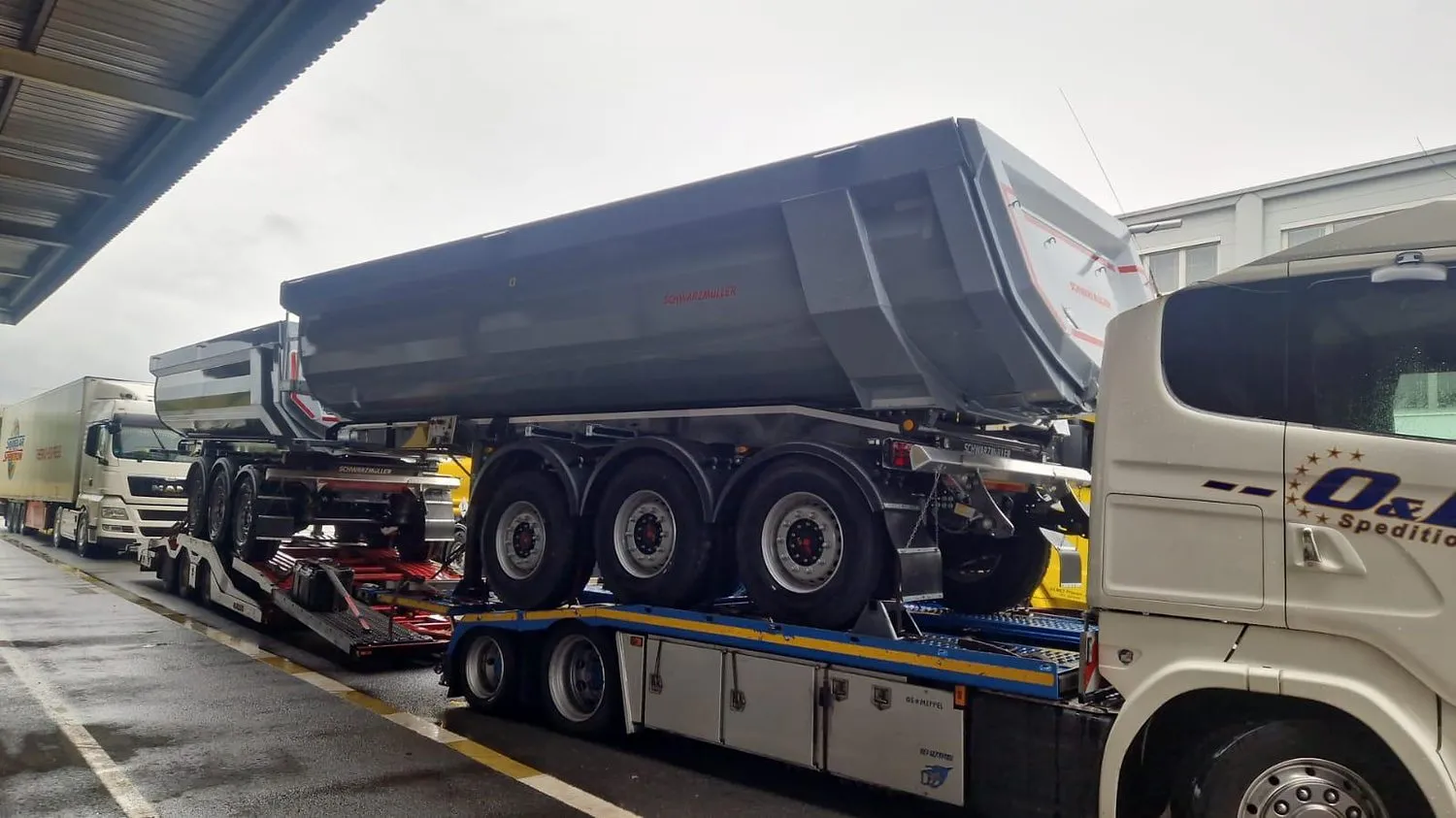 Două semiremorci basculante Schwarzmüller noi transportate pe aceeași platformă