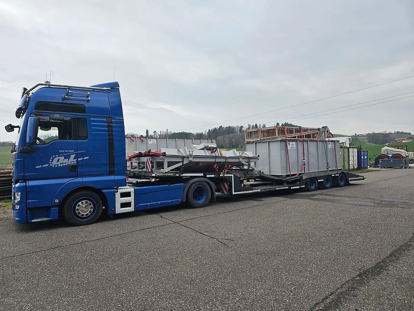 Structuri metalice și echipamente industriale transportate de OL Speditionwagon