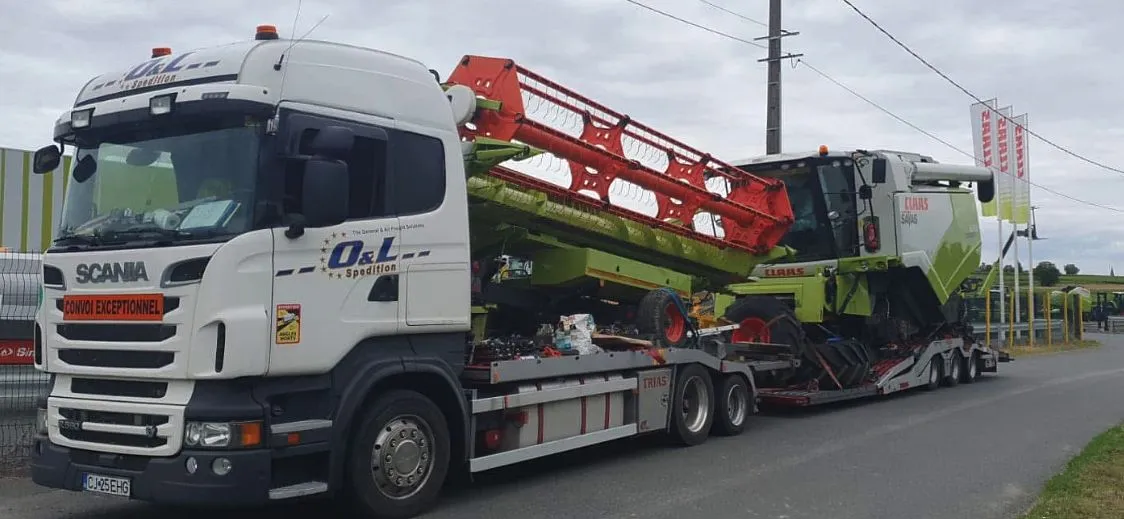 Combină agricolă CLAAS Lexion transportată de OL Speditionwagon