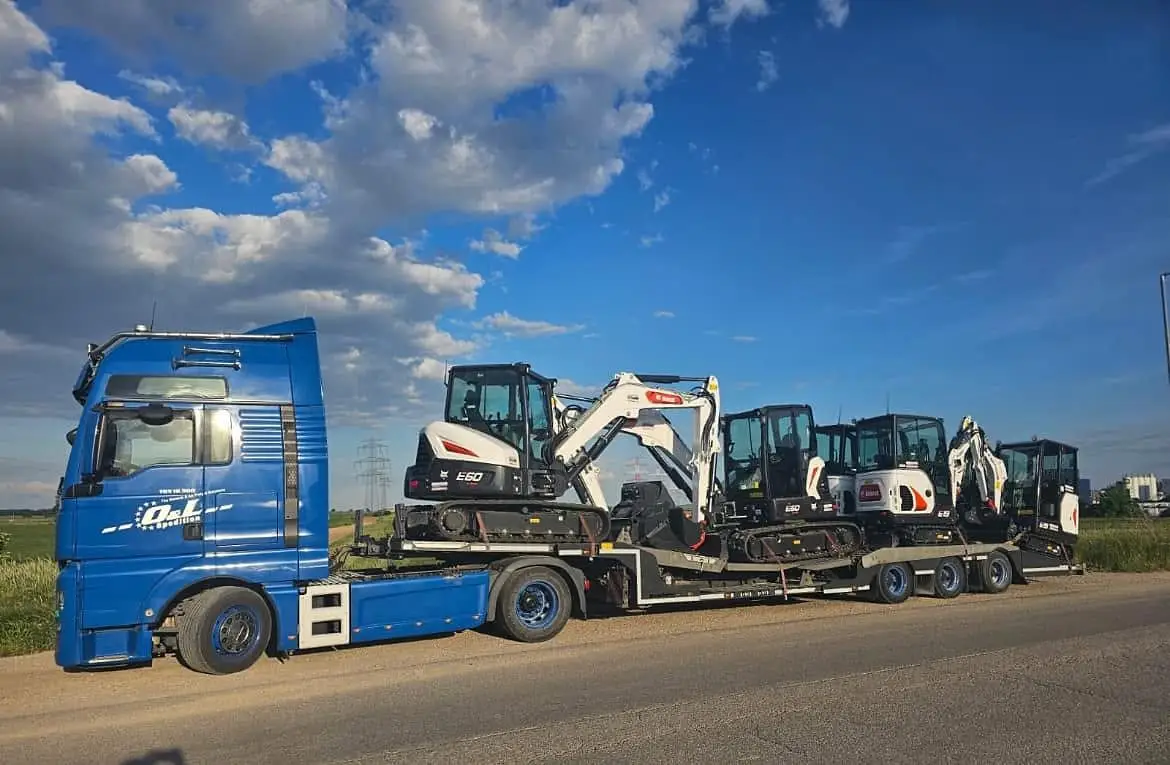 Patru mini-excavatoare Bobcat E60 transportate de OL Speditionwagon