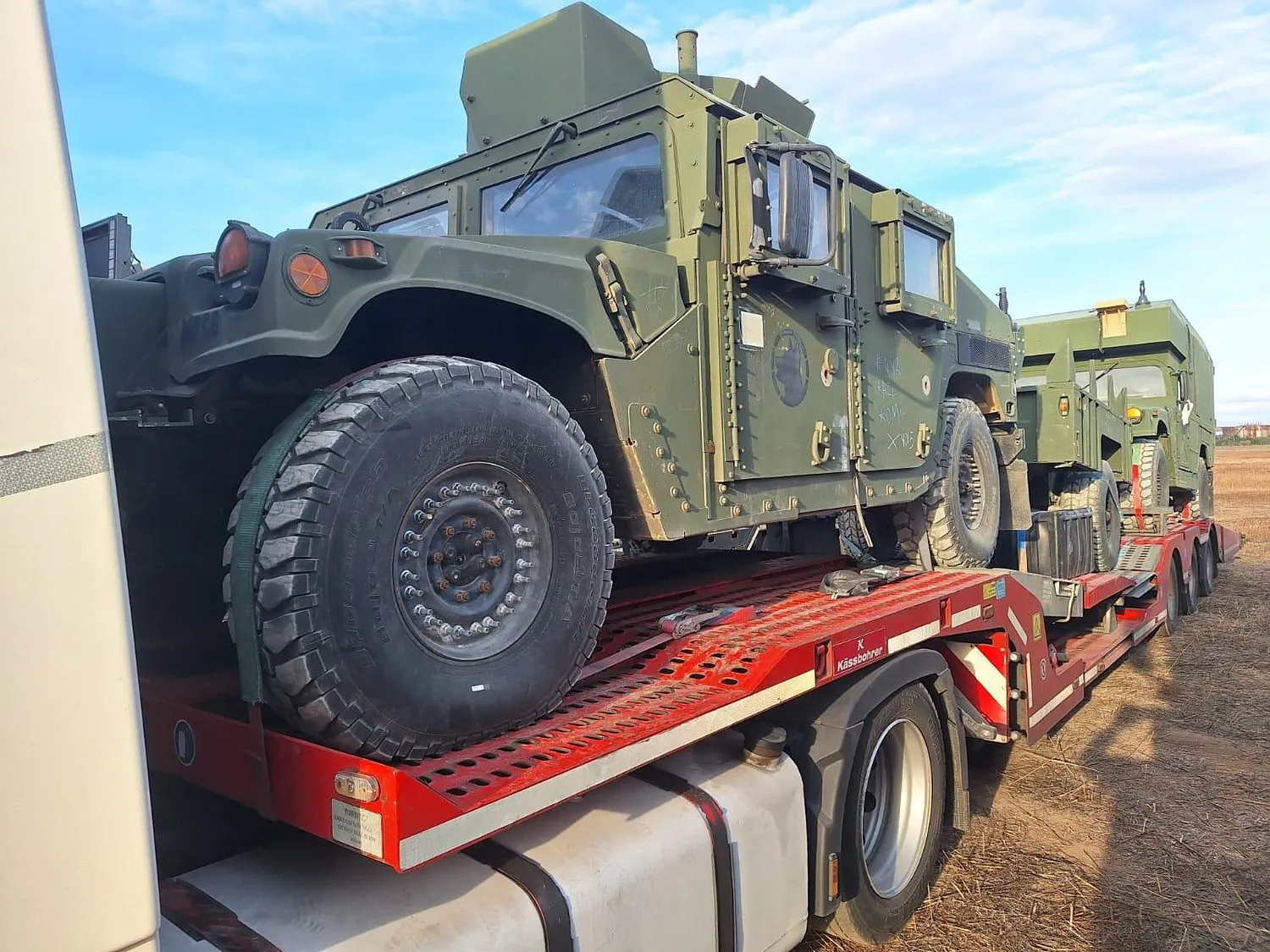 Vehicule militare blindate transportate pe semiremorca Kässbohrer de OL Speditionwagon
